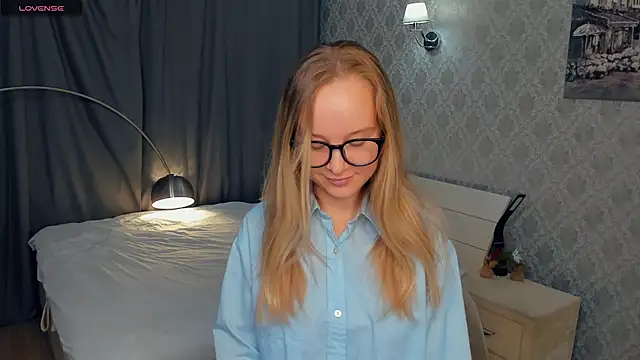 Snapshot of SoonMoor chatting on 10.15.25 SoonMoor online show from 10.15.25