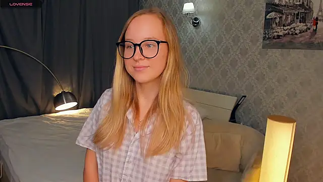 Snapshot of SoonMoor chatting on 10.17.25 SoonMoor online show from 10.17.25