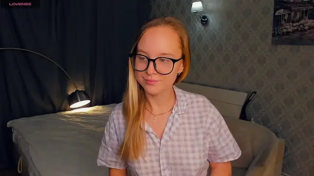 Snapshot of SoonMoor chatting on 10.18.25 SoonMoor online show from 10.18.25