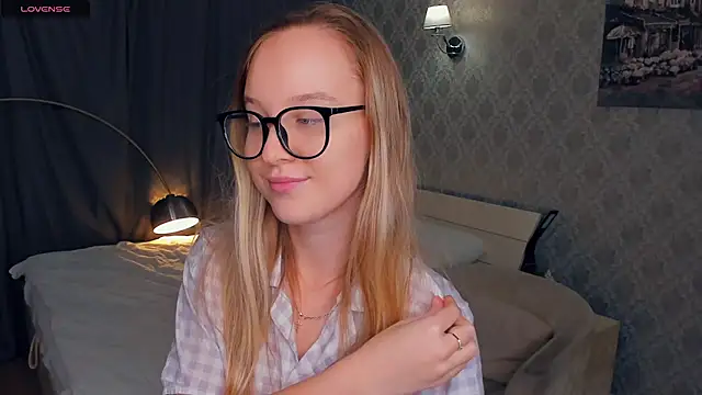 Snapshot of SoonMoor chatting on 10.20.25 SoonMoor online show from 10.20.25