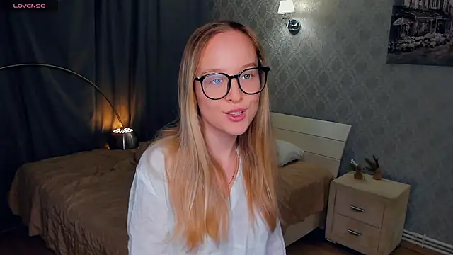 Snapshot of SoonMoor chatting on 10.28.25 SoonMoor online show from 10.28.25