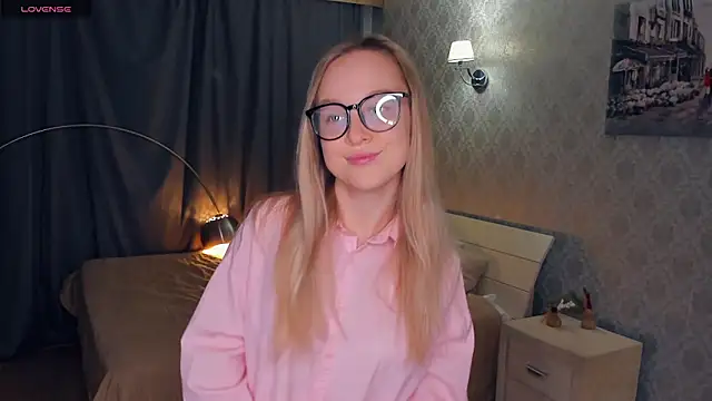 Snapshot of SoonMoor chatting on 11.12.25 SoonMoor online show from 11.12.25