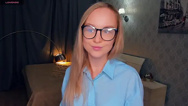 Snapshot of SoonMoor chatting on 11.14.25 SoonMoor online show from 11.14.25