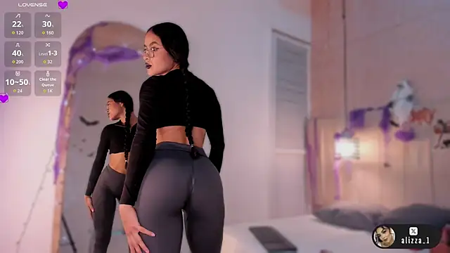 Snapshot of alizza_ chatting on 10.23.25 alizza online show from 10.23.25