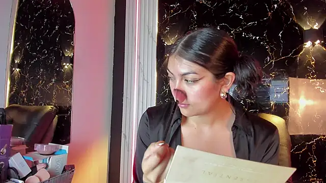 LolaXXXperience online show from 10.30.25