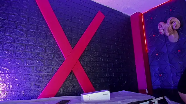 LolaXXXperience online show from 11.04.25