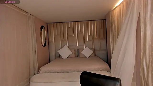 LucyWeiss  online show from 10.07.25