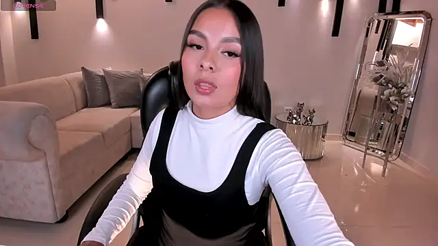 Snapshot of NinaBlum chatting on 09.17.25 NinaBlum online show from 09.17.25