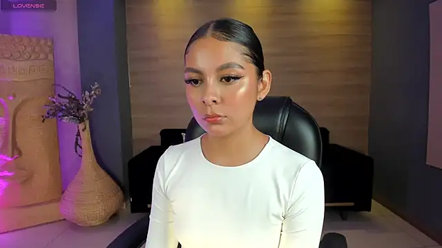 Snapshot of NinaBlum chatting on 10.01.25 NinaBlum online show from 10.01.25