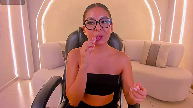 Snapshot of NinaBlum chatting on 10.16.25 NinaBlum online show from 10.16.25