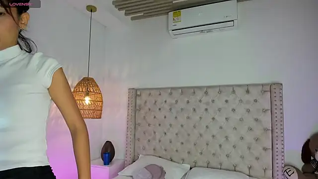 Snapshot of AdharaMancinii chatting on 10.16.25 AdharaMancinii online show from 10.16.25