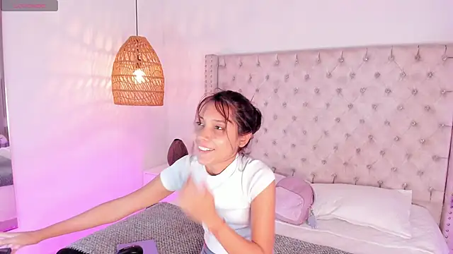 Snapshot of AdharaMancinii chatting on 10.18.25 AdharaMancinii online show from 10.18.25