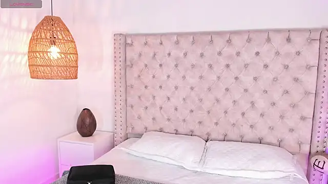 Snapshot of AdharaMancinii chatting on 10.31.25 AdharaMancinii online show from 10.31.25