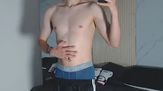 Snapshot of enzo_steel chatting on 10.08.25 enzo steel online show from 10.08.25