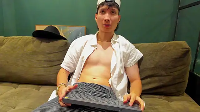 Snapshot of enzo_steel chatting on 10.17.25 enzo steel online show from 10.17.25