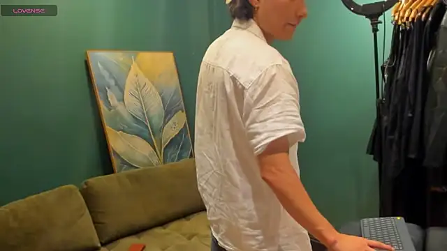 Snapshot of enzo_steel chatting on 10.19.25 enzo steel online show from 10.19.25