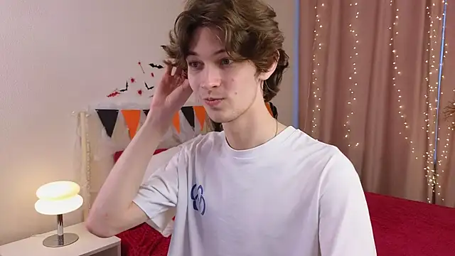 Snapshot of _Den1s_ chatting on 10.25.25 Den1s online show from 10.25.25