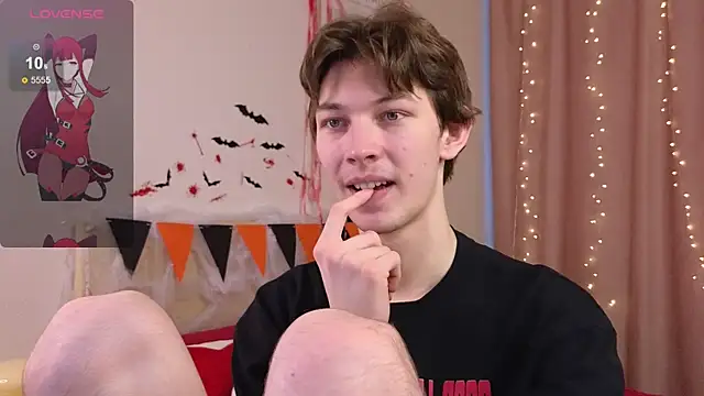 Snapshot of _Den1s_ chatting on 10.29.25 Den1s online show from 10.29.25