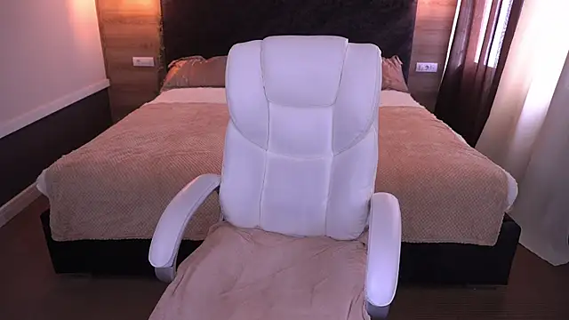 Snapshot of LioraFox chatting on 09.13.25 LioraFox online show from 09.13.25