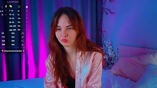 Snapshot of LisaDrake chatting on 09.30.25 LisaDrake online show from 09.30.25