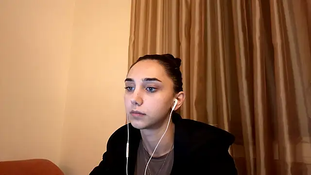 Snapshot of LinaMour chatting on 10.06.25 LinaMour online show from 10.06.25