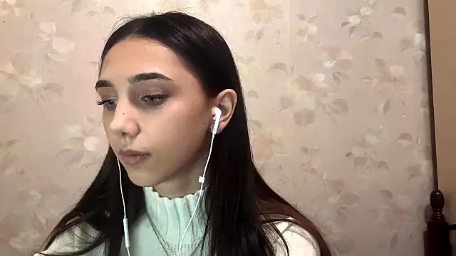 Snapshot of LinaMour chatting on 10.10.25 LinaMour online show from 10.10.25