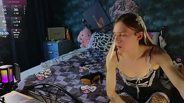 Snapshot of artass2 chatting on 10.15.25 artass2 online show from 10.15.25