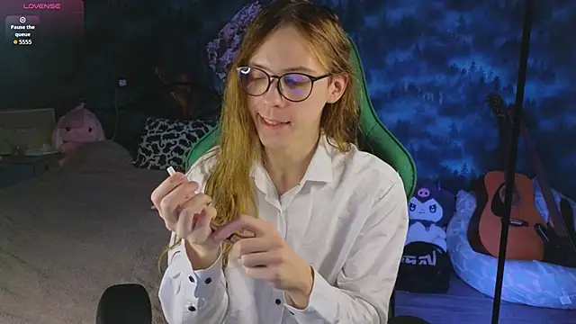 Snapshot of artass2 chatting on 10.27.25 artass2 online show from 10.27.25