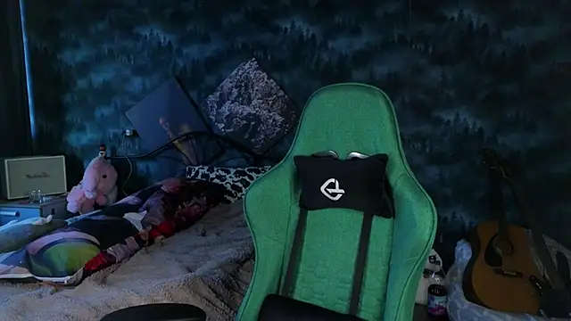 Snapshot of artass2 chatting on 11.04.25 artass2 online show from 11.04.25