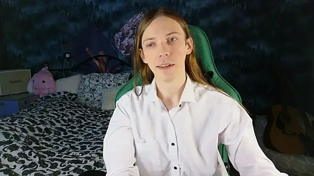 Snapshot of artass2 chatting on 11.08.25 artass2 online show from 11.08.25