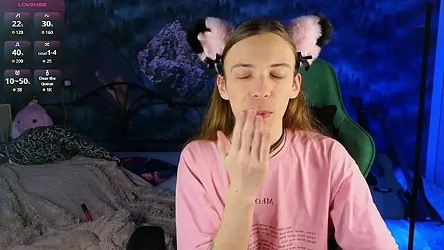 Snapshot of artass2 chatting on 11.13.25 artass2 online show from 11.13.25