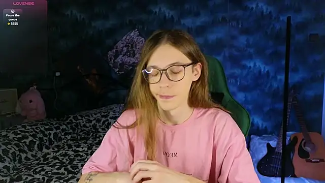 Snapshot of artass2 chatting on 11.13.25 artass2 online show from 11.13.25