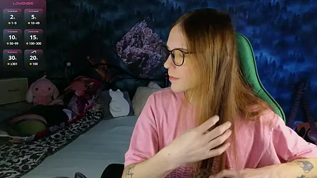 Snapshot of artass2 chatting on 11.17.25 artass2 online show from 11.17.25