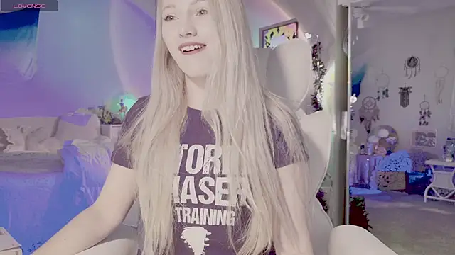 Snapshot of Talulaa chatting on 10.03.25 Talulaa online show from 10.03.25