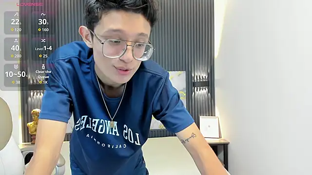 SantiagoRusso18 online show from 10.12.25