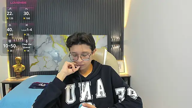 SantiagoRusso18 online show from 10.31.25