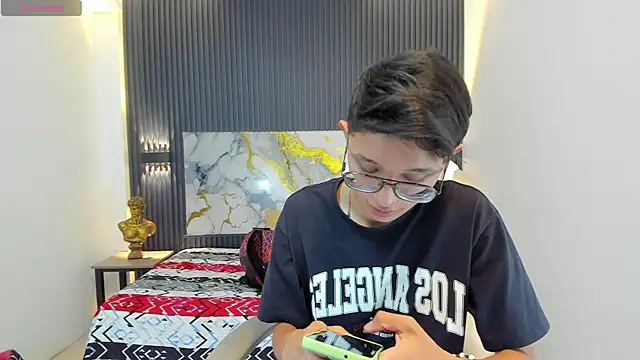 SantiagoRusso18 online show from 12.20.25