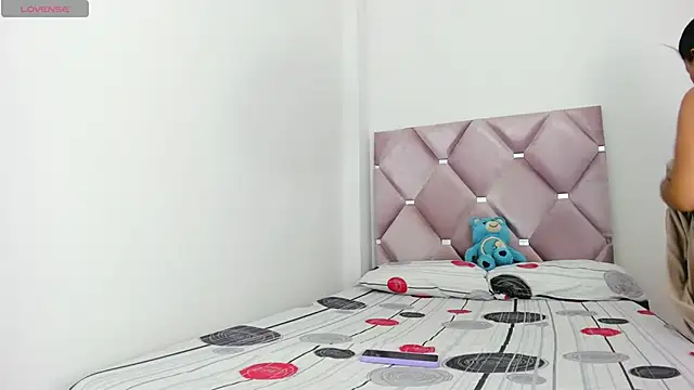 Snapshot of SaraNixx chatting on 12.20.25 SaraNixx online show from 12.20.25