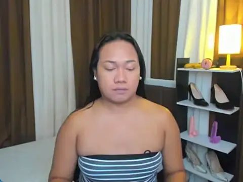 Snapshot of TsUncutKaren chatting on 09.25.25 TsUncutKaren online show from 09.25.25