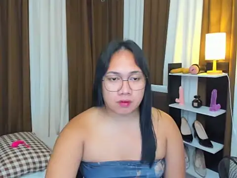 Snapshot of TsUncutKaren chatting on 09.28.25 TsUncutKaren online show from 09.28.25