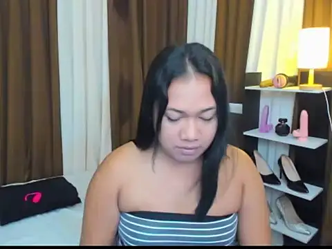 Snapshot of TsUncutKaren chatting on 10.03.25 TsUncutKaren online show from 10.03.25