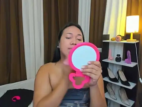 Snapshot of TsUncutKaren chatting on 10.09.25 TsUncutKaren online show from 10.09.25