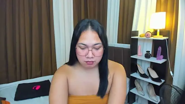 Snapshot of TsUncutKaren chatting on 10.11.25 TsUncutKaren online show from 10.11.25