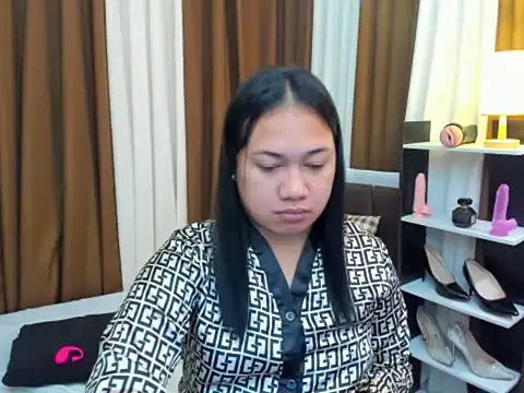 Snapshot of TsUncutKaren chatting on 10.12.25 TsUncutKaren online show from 10.12.25