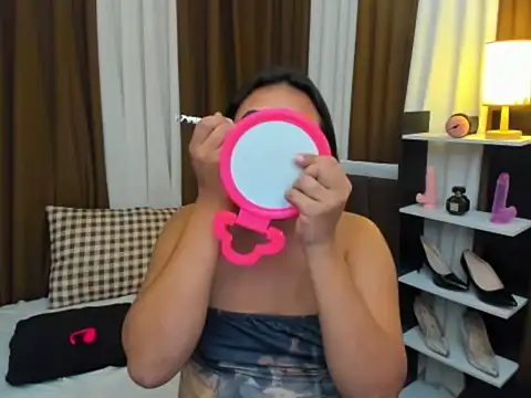 Snapshot of TsUncutKaren chatting on 10.13.25 TsUncutKaren online show from 10.13.25