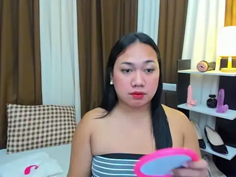 Snapshot of TsUncutKaren chatting on 10.23.25 TsUncutKaren online show from 10.23.25