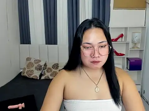 TsUncutKaren online show from 01.14.26