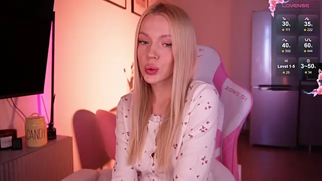 Snapshot of baby_bon chatting on 09.20.25 baby bon online show from 09.20.25