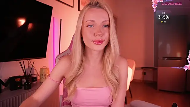 Snapshot of baby_bon chatting on 10.30.25 baby bon online show from 10.30.25