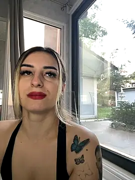 Snapshot of Ella_Vee chatting on 09.25.25 Ella Vee online show from 09.25.25